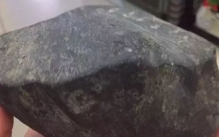 缅甸黑皮翡翠原石：黑皮老壳翡翠原石，一刀切出三件精美挂件