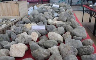 缅甸的翡翠原石价格？5万从缅商手里买的翡翠原石，切开后是要发财的节奏？